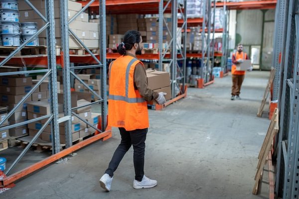 Location de box : qu'est-ce que c'est et à qui ce service profite ?