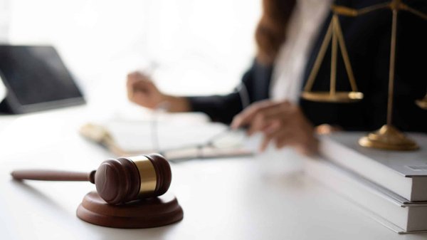 Pourquoi et comment engager un avocat en droit du travail à Avignon ?